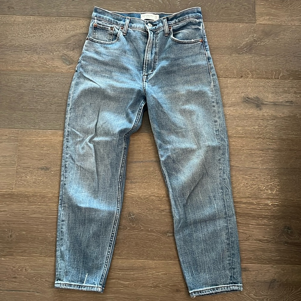 Abercrombie & Fitch The Mom High Rise size 27/4 short